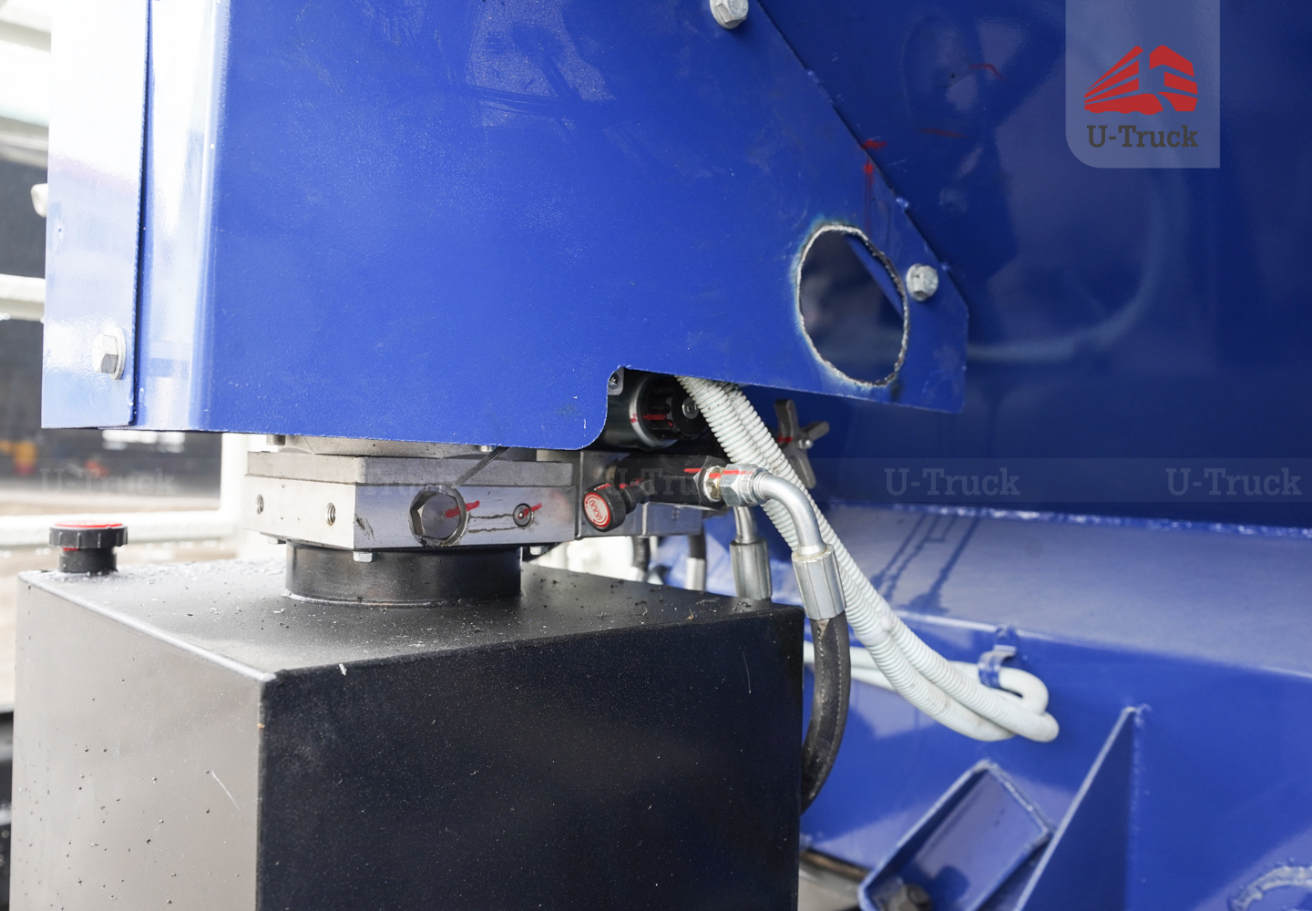 Xe xi téc HOWO NX 8×4 chở thức ăn chăn nuôi 26M3