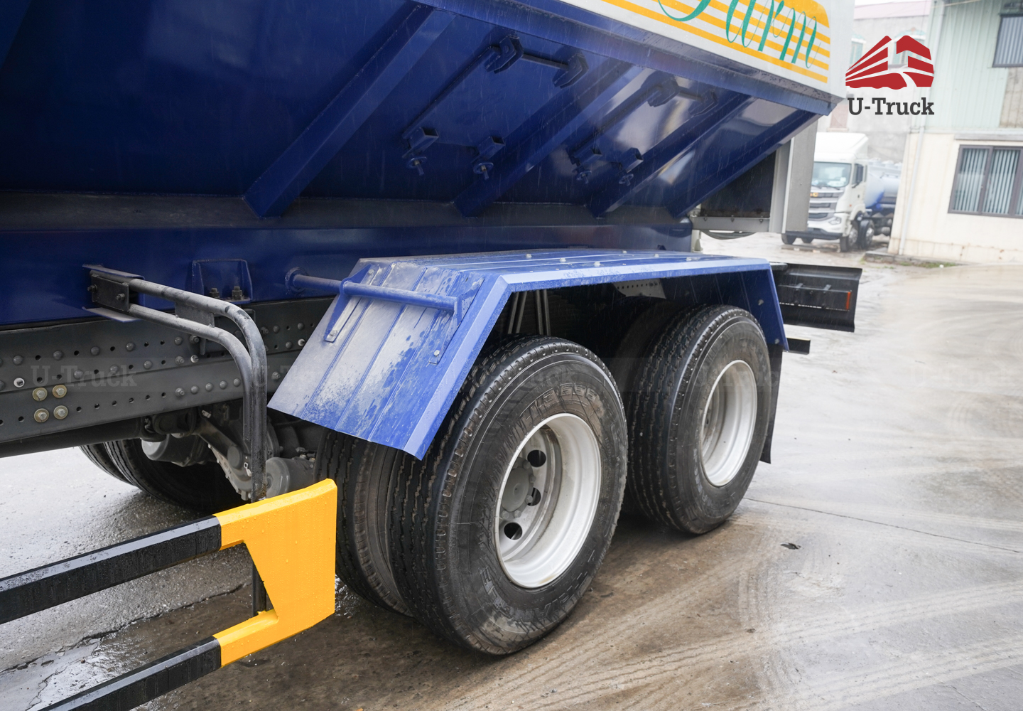 Xe xi téc HOWO NX 8×4 chở thức ăn chăn nuôi 26M3