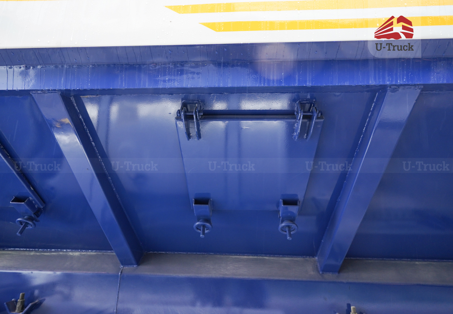 Xe xi téc HOWO NX 8×4 chở thức ăn chăn nuôi 26M3