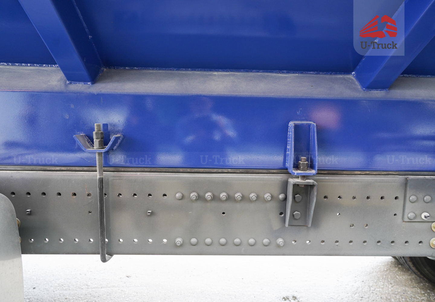 Xe xi téc HOWO NX 8×4 chở thức ăn chăn nuôi 26M3