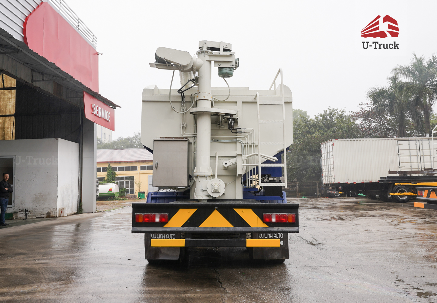 Xe xi téc HOWO NX 8×4 chở thức ăn chăn nuôi 26M3