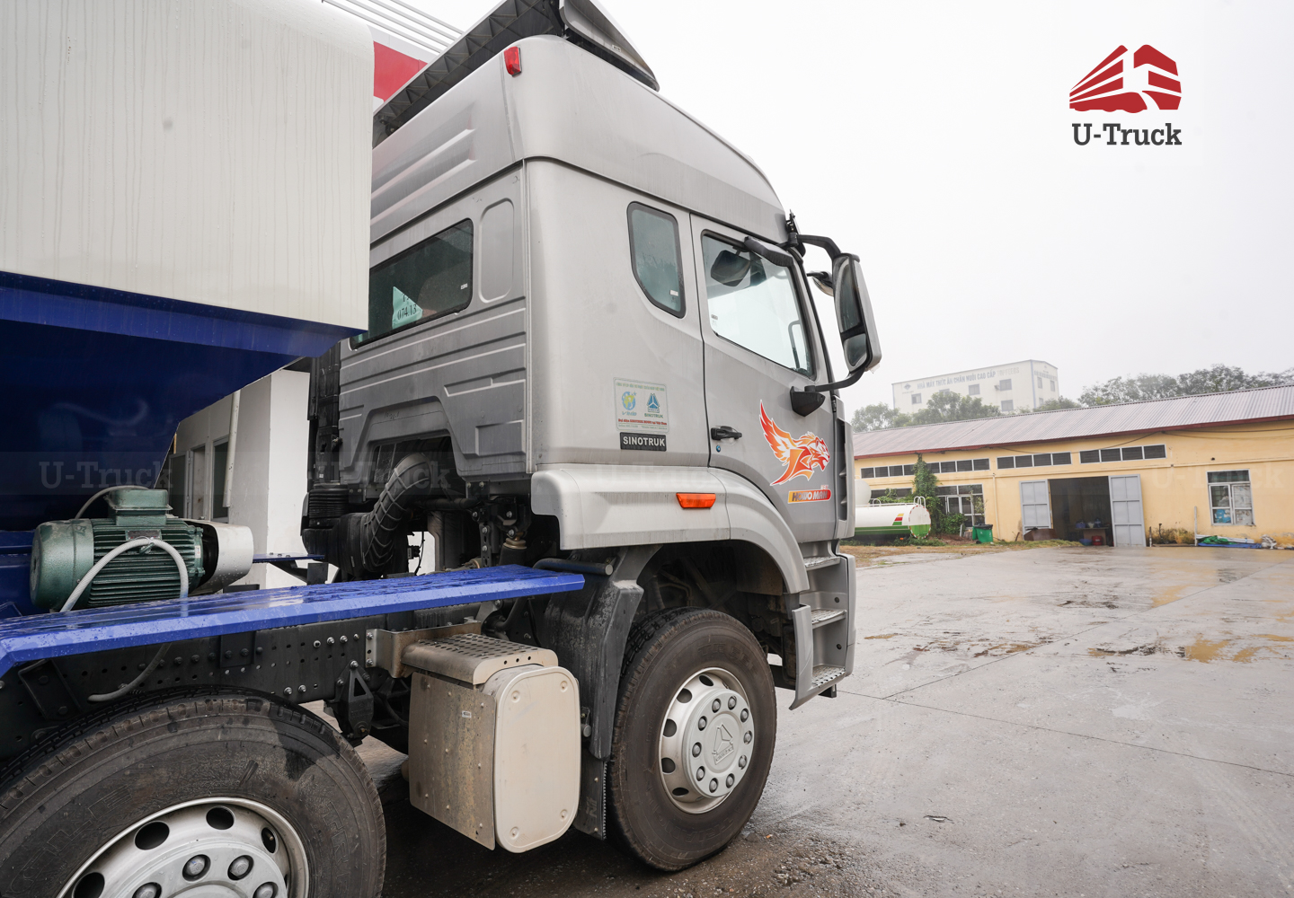 Xe xi téc HOWO NX 8×4 chở thức ăn chăn nuôi 26M3