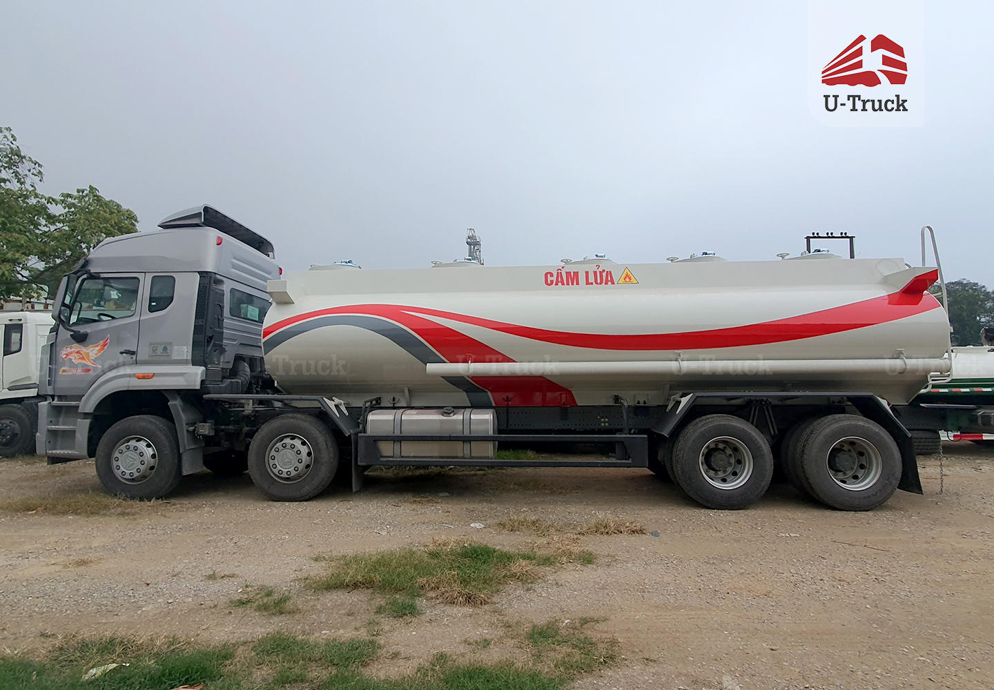 Xe xi téc HOWO NX 8×4 chở xăng 22M3