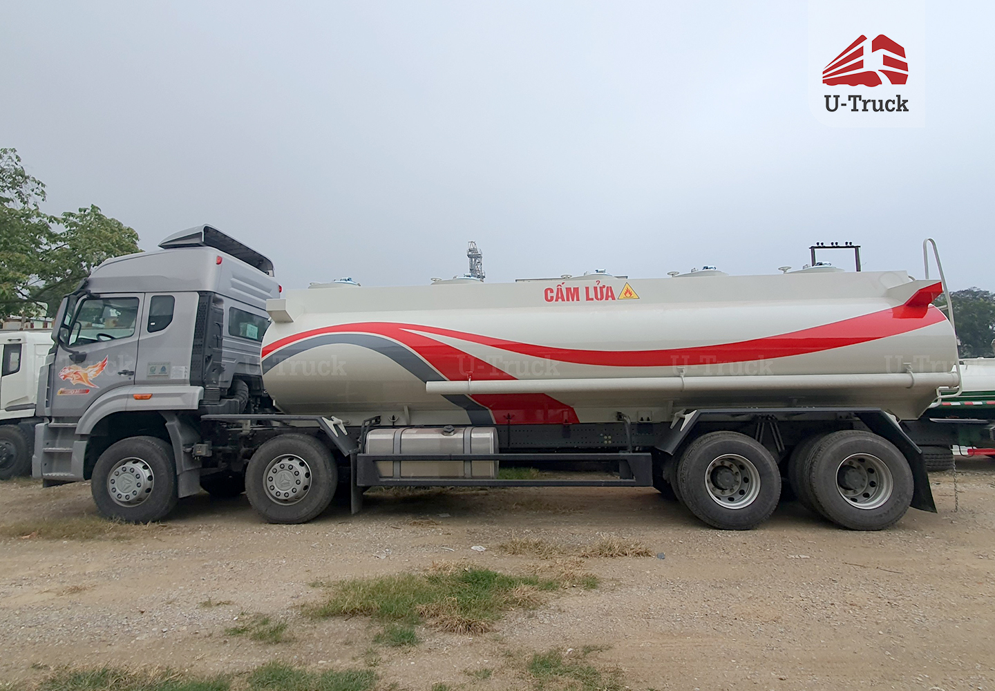 Xe xi téc HOWO NX 8×4 chở xăng 22M3