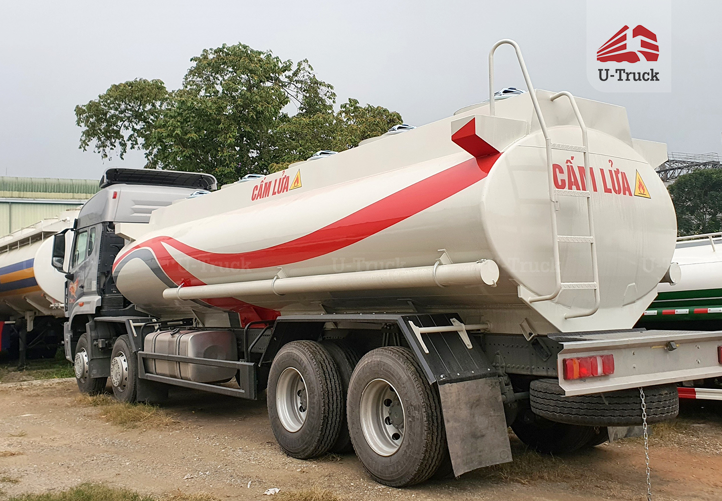 Xe xi téc HOWO NX 8×4 chở xăng 22M3