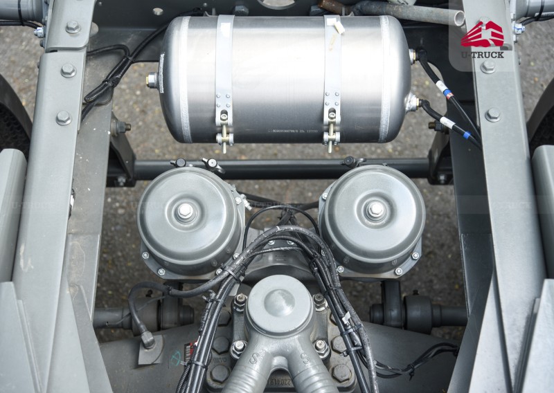 Xe đầu kéo HOWO V7X 440 cầu dầu