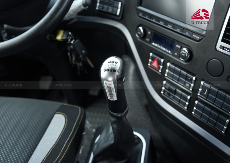 Xe đầu kéo HOWO V7X 440 cầu láp