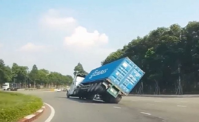 Nguyên nhân khiến xe tải bị lật, hậu quả khôn lường
