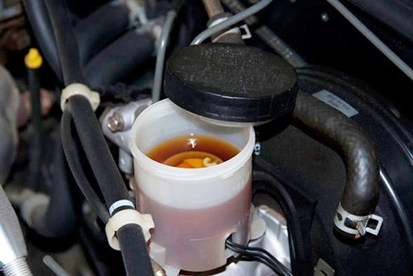 Xe tải bị tụt dầu – Nguyên nhân, nhận biết, xử lý và phòng tránh