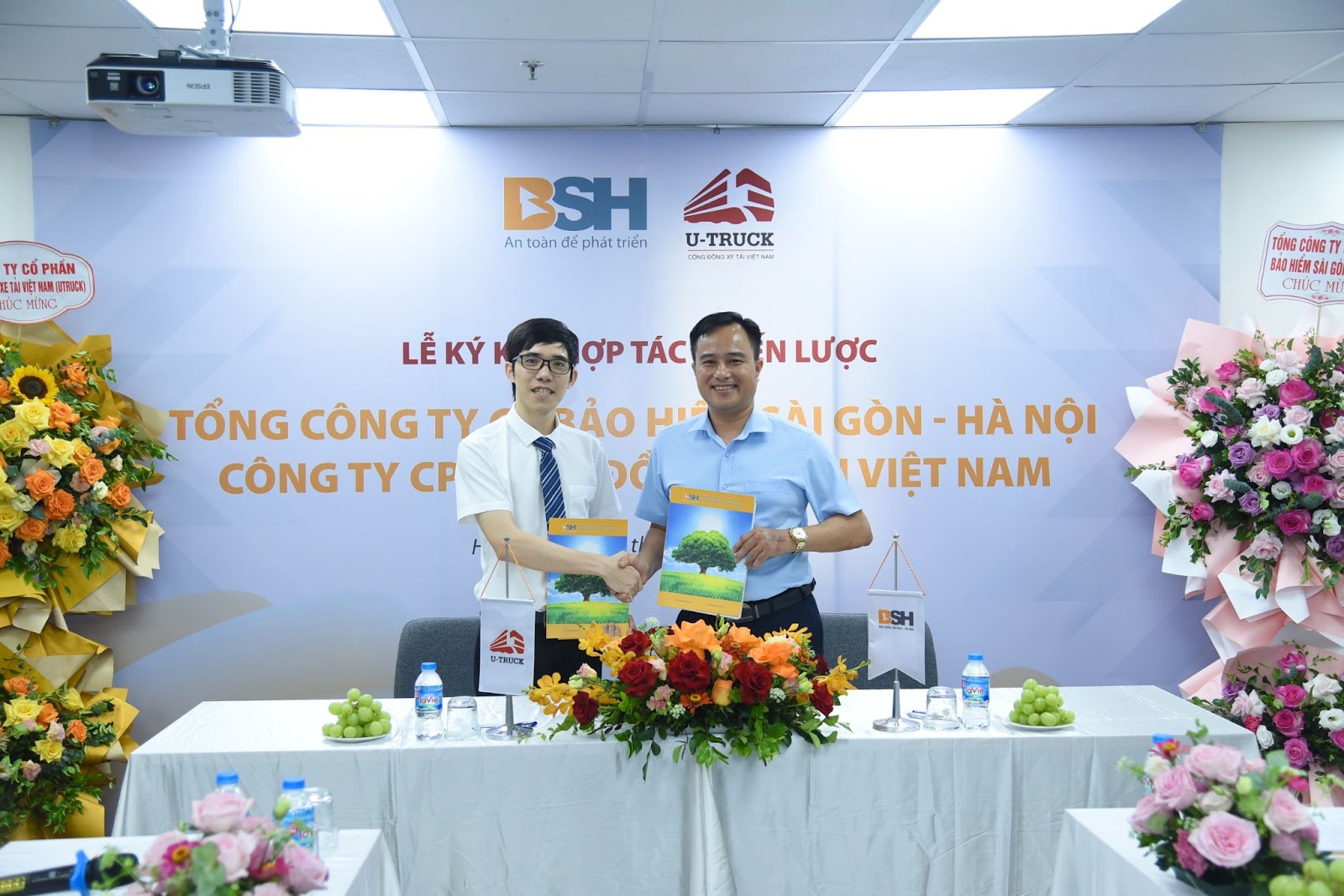 Lãnh đạo BSH & U-TRUCK trong buổi lễ ký kết