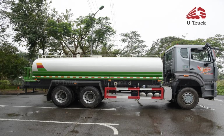 Hình ảnh xe phun nước Howo 3 chân