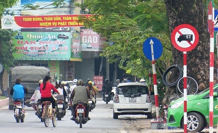 Biển cấm xe tải từ 5 tấn trở lên