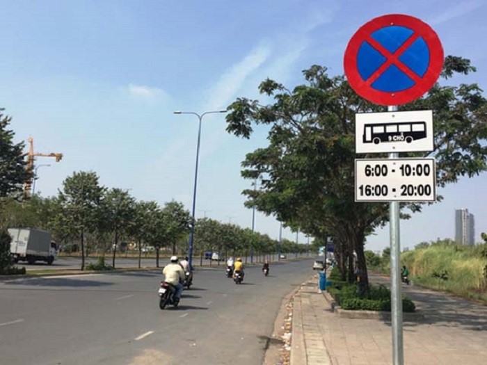 Biển báo cấm xe tải dừng và đỗ P.130