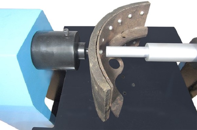 Tán bố thắng xe tải bằng máy