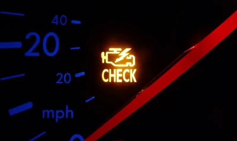 Đèn check engine báo sáng