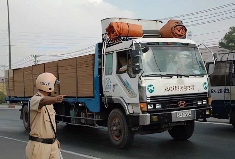 Để hàng trên nóc xe tiềm ẩn nhiều rủi ro