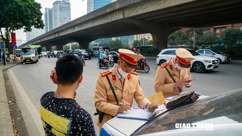 Mức xử phạt lỗi chuyển hướng không xi nhan