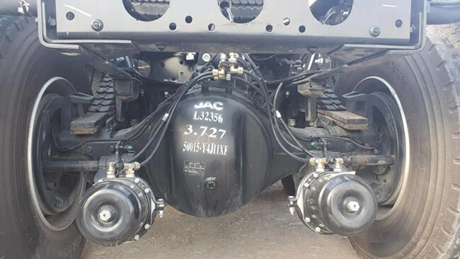 Xe đầu kéo 2 cầu JAC 420HP sở hữu động cơ mạnh mẽ YUCHAI YC6MK 420-50