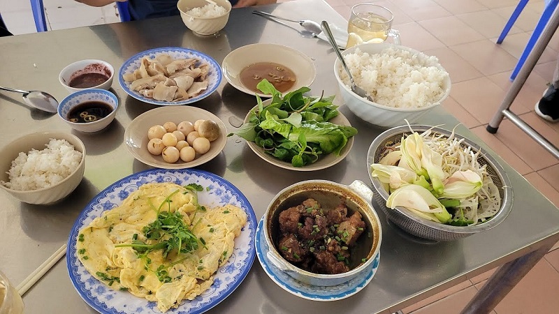 Đồ ăn tại các quán cơm xe tải