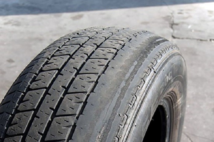 Lốp bị mòn không đồng đều là dấu hiệu hỏng rotuyn lái
