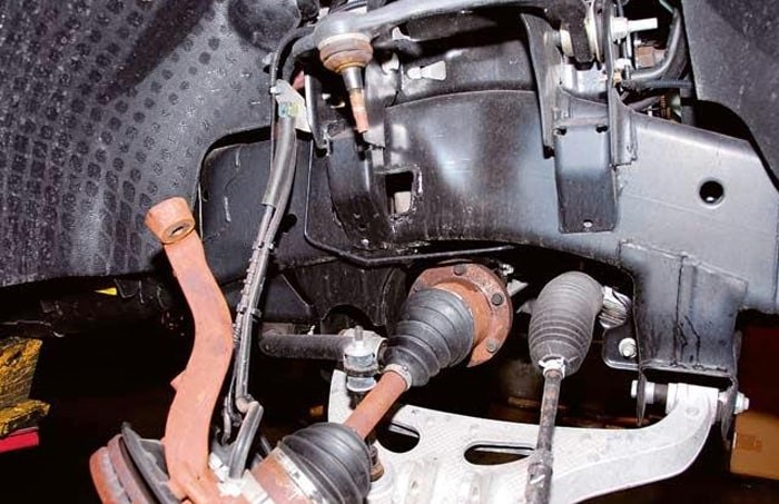 Cần kiểm tra và thay mới rotuyn lái định kỳ