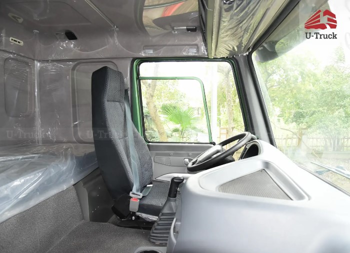 Xe ben 4 chân thùng vuông có nội thất hiện đại