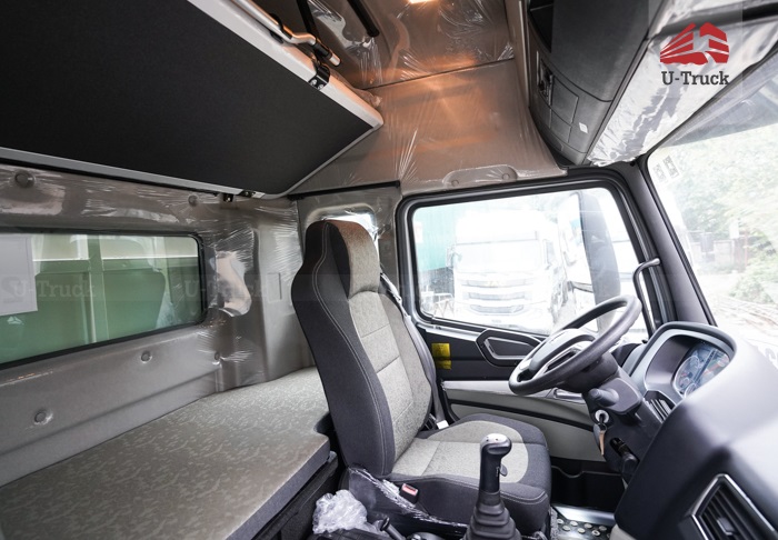 Nội thật hiện đại, tiện nghi của xe HOWO 2 chân
