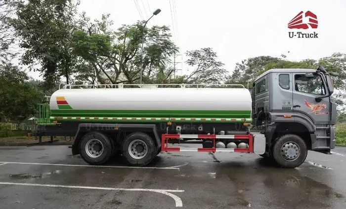 Xe phun nước HOWO 3 chân