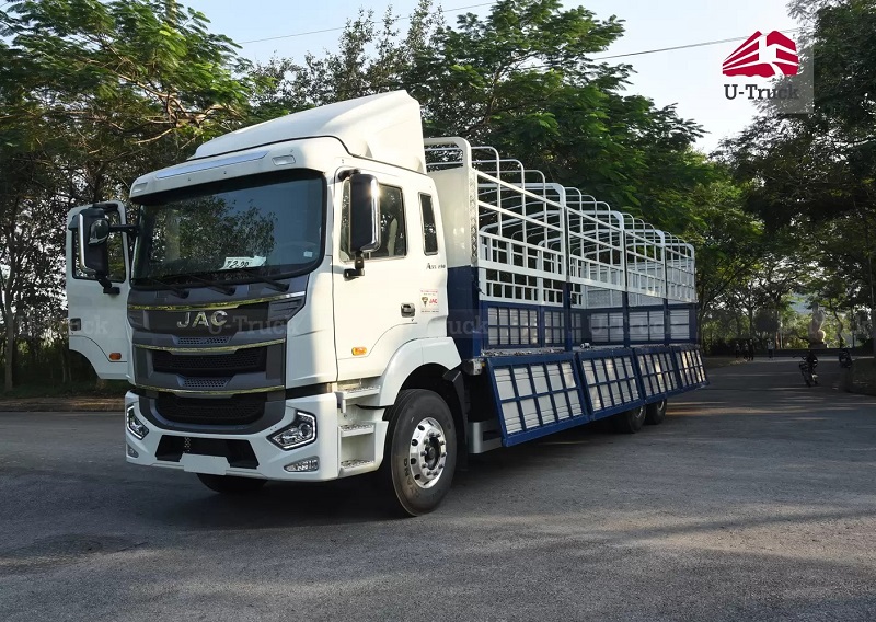 Xe tải 6 bánh với cửa hông tiện lợi