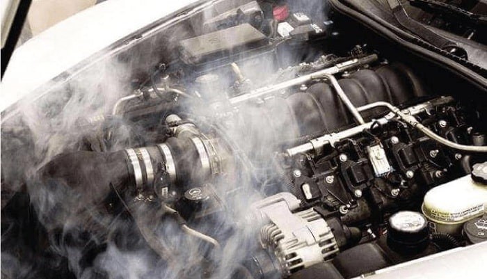 Khói bốc lên từ khoang động cơ