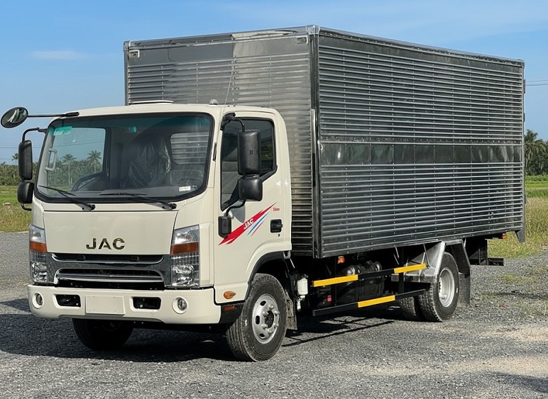 Xe tải chở hàng 5 tấn thùng kín JAC N500 E5