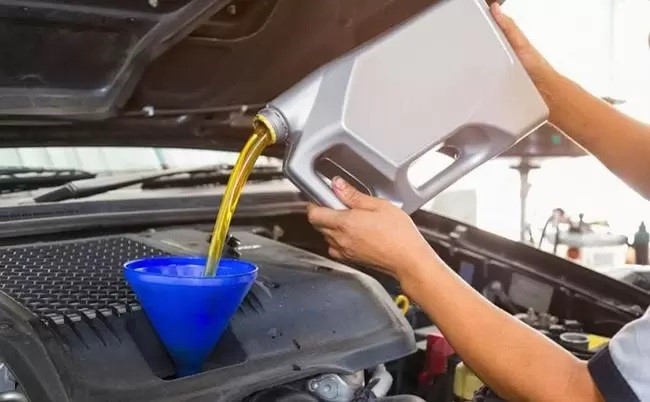 Dầu nhớt cũng có thể là lý do khiến xe tải đang chạy bị tắt máy