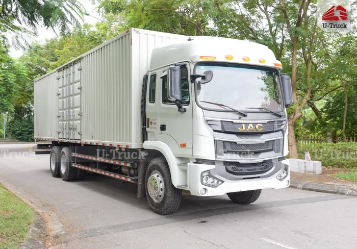 Xe tải chở hàng chỉ được chở tối đa 2-3 người trên cabin