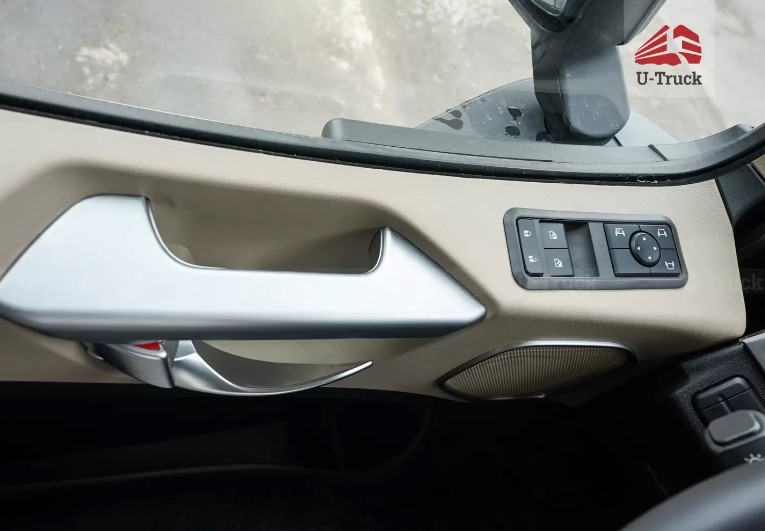 Bẳng điều khiển cạnh cửa sổ