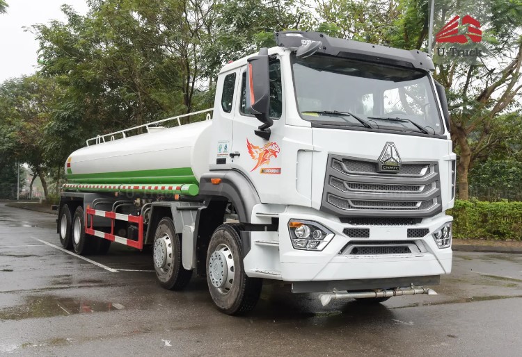 Xe phun nước HOWO NX 8X4 17M3 với màu sắc trẻ trung