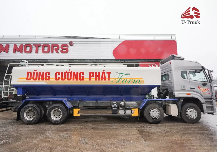 Xe xi téc HOWO NX 8x4 chở thức ăn chăn nuôi 26M3