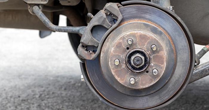 Xe tải bị bó phanh do phanh bị mài mòn