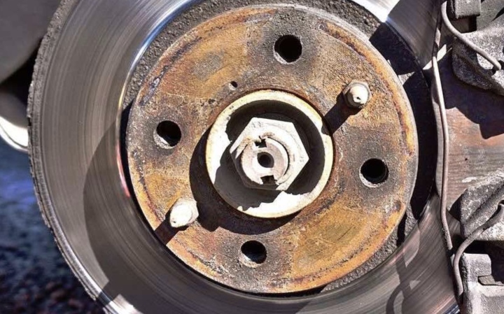 Dấu hiệu nhận biết xe tải bị bó thắng