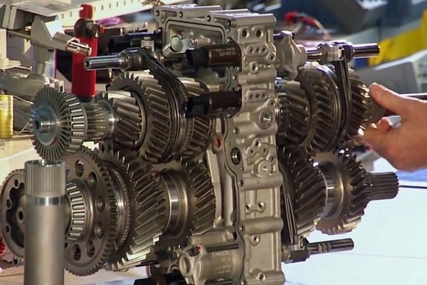 Hộp số hỏng khiến xe tải bị kẹt số