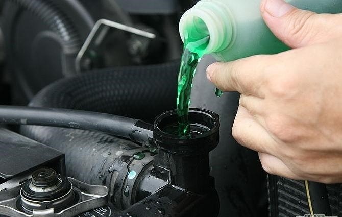 Bổ sung nước làm mát nếu cần thiết