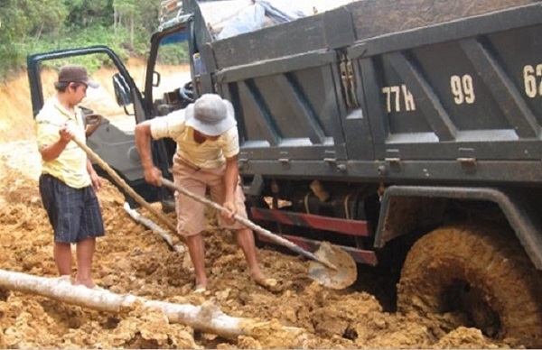 Xử lý xe tải bị lún bằng nguyên tắc đòn bẩy