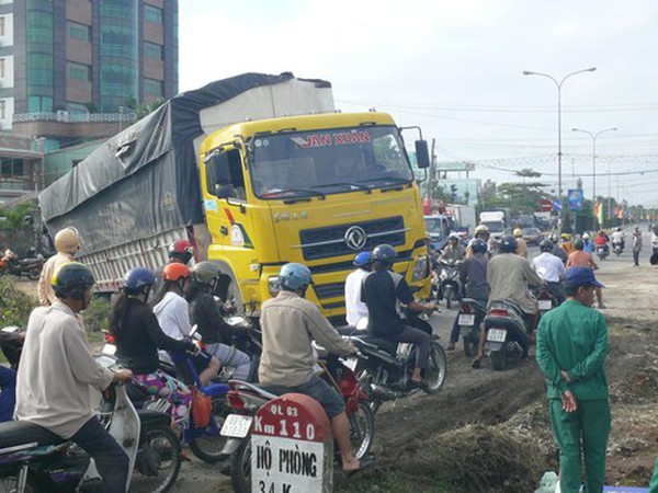 Xe tải bị lún do chở hàng quá tải